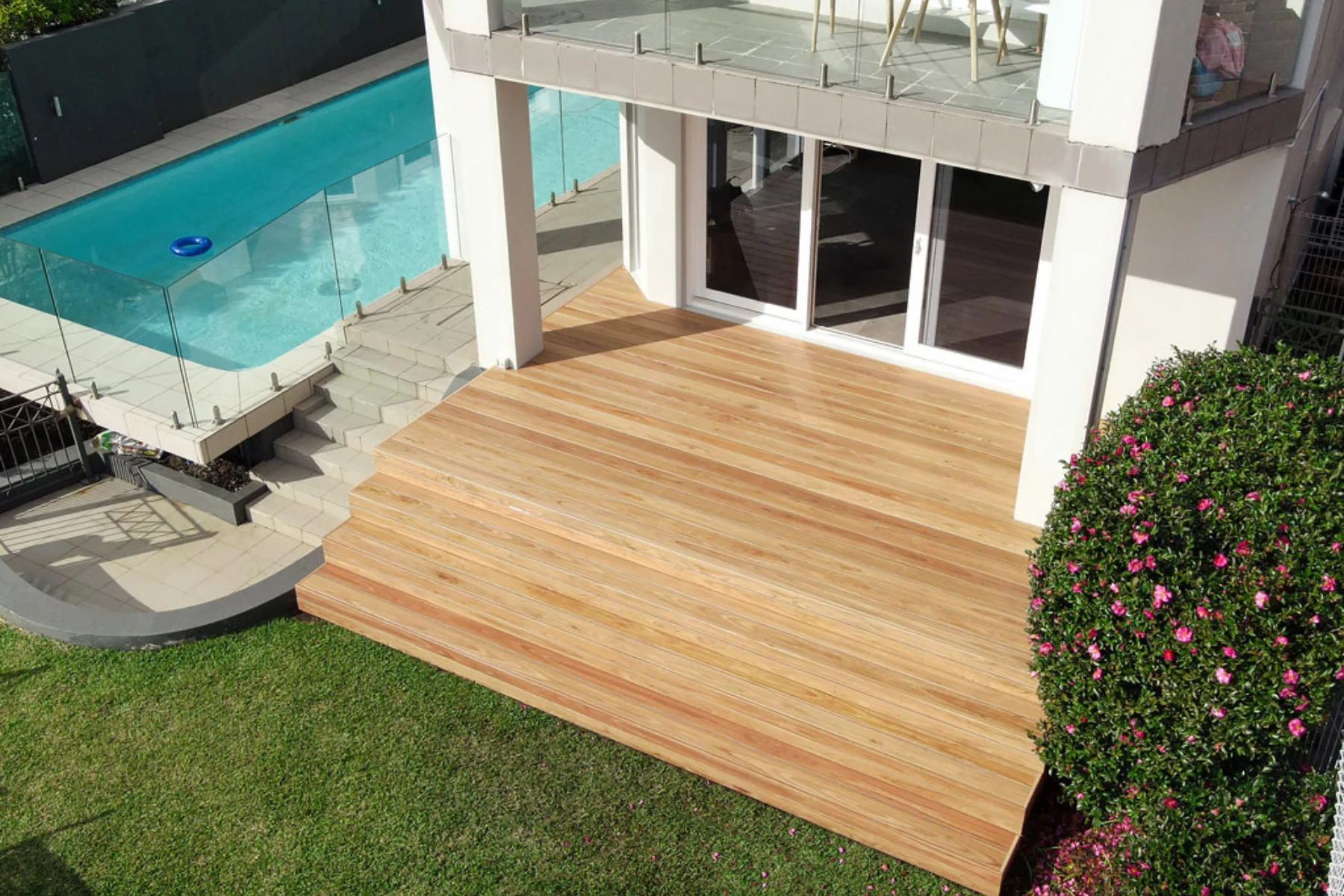 משטח דק Pioneer בגוון Eucalyptus Natural לצד בריכה, צילום Barwon Timber