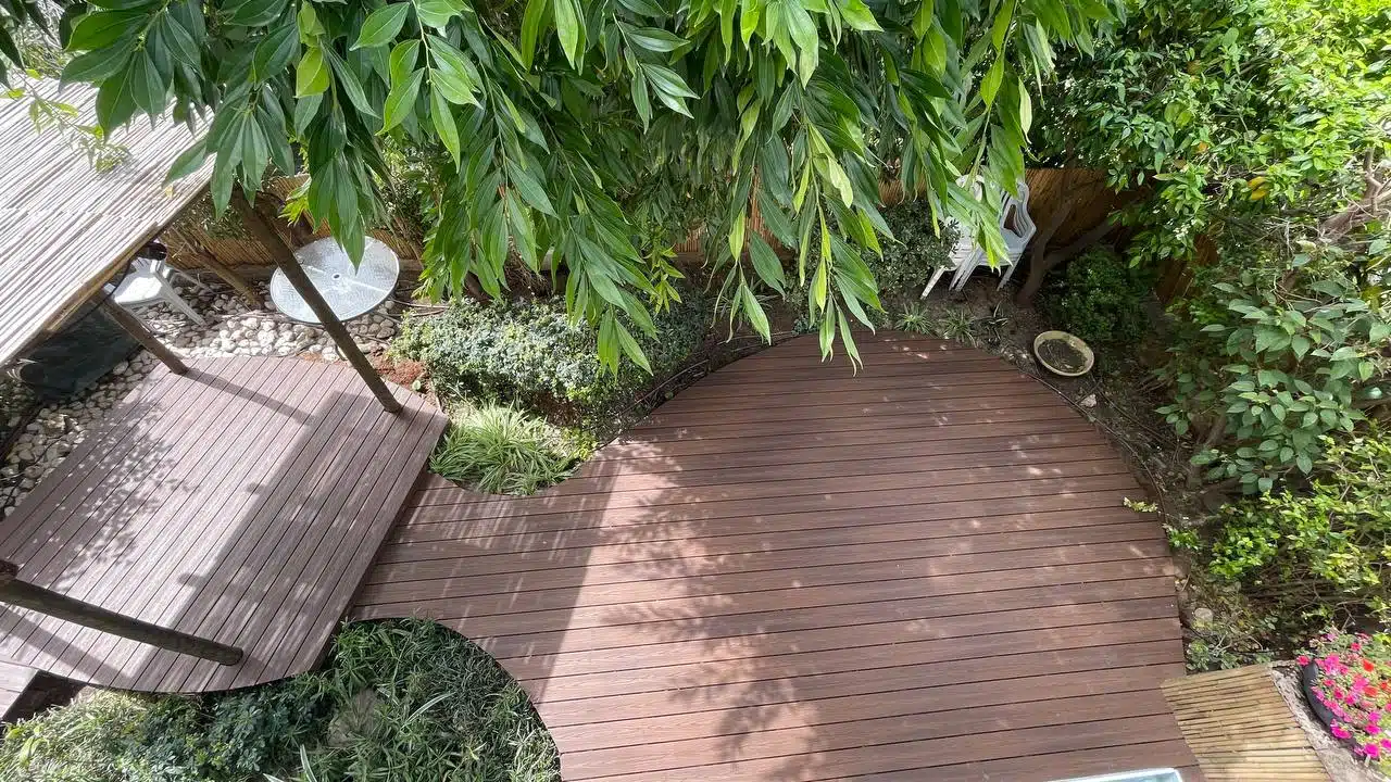 דק Fiberon בגוון Bungalow בחצר ירוקה, צילום עץ ועצה