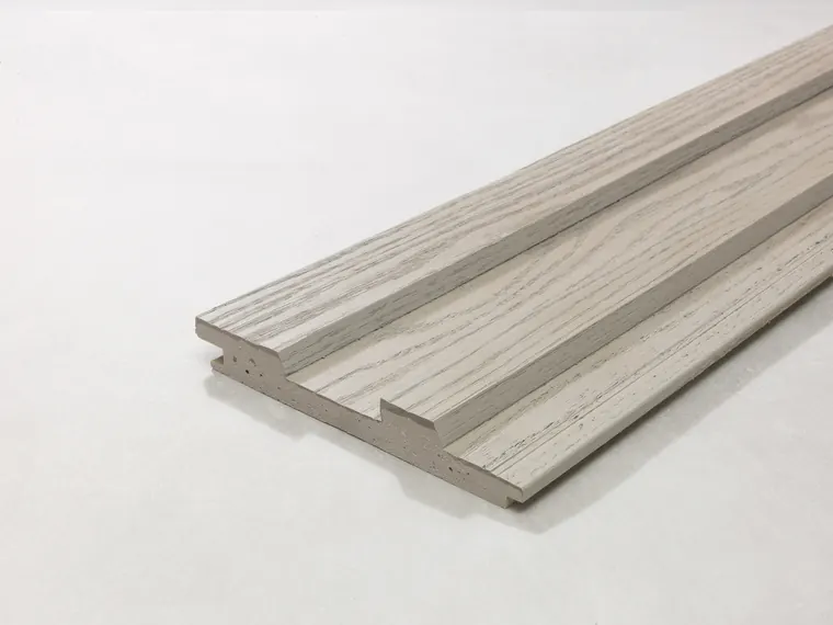 לוח Board & Batten+ בגוון Smoked Oak, צילום Millboard