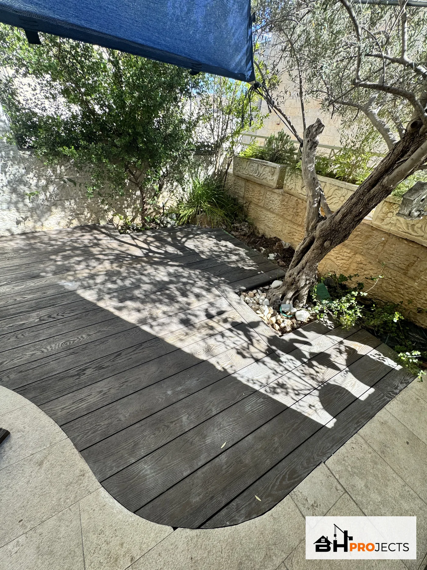 מבט רחב על הדק וקו המתאר המעוגל
