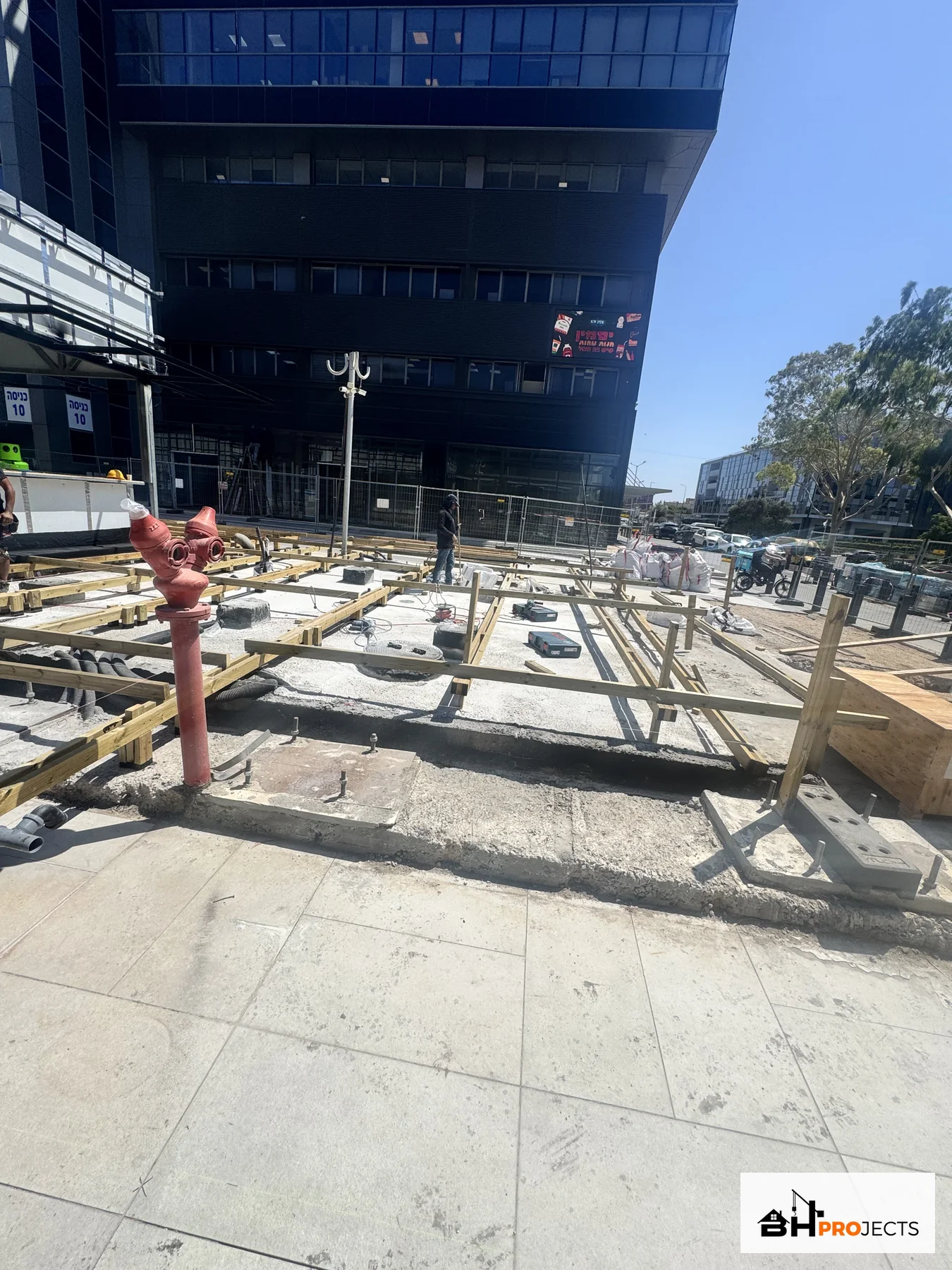 תשתית הדק באזור המבנה המרכזי